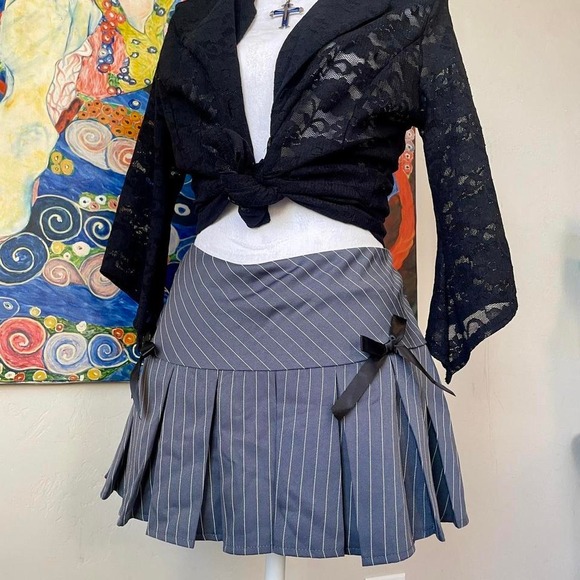 NWT Y2k preppy goth grey pinstripe pleated mini skirt with black bows- med - Picture 2 of 7